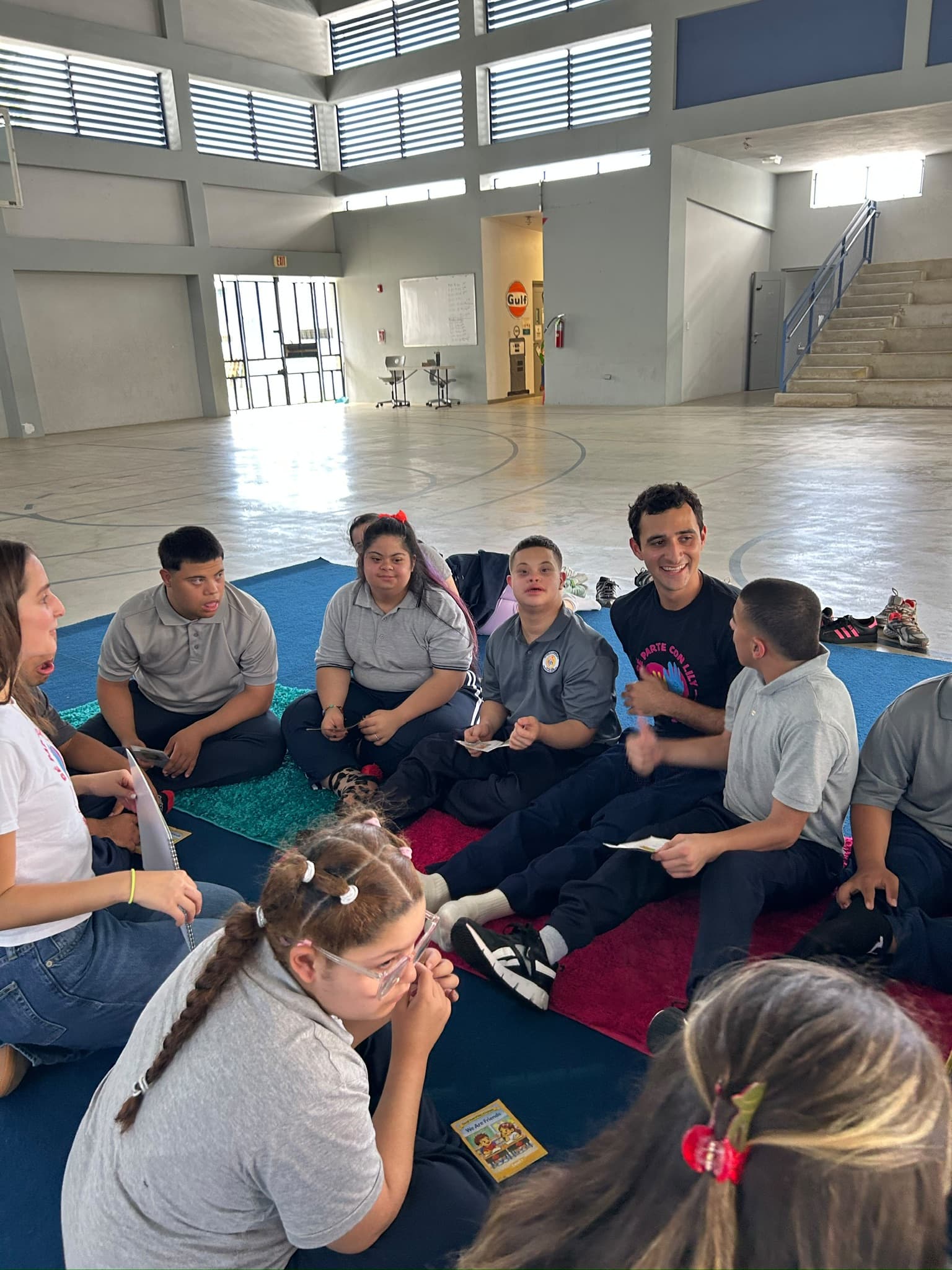 Participantes reunidos en una actividad grupal en un gimnasio